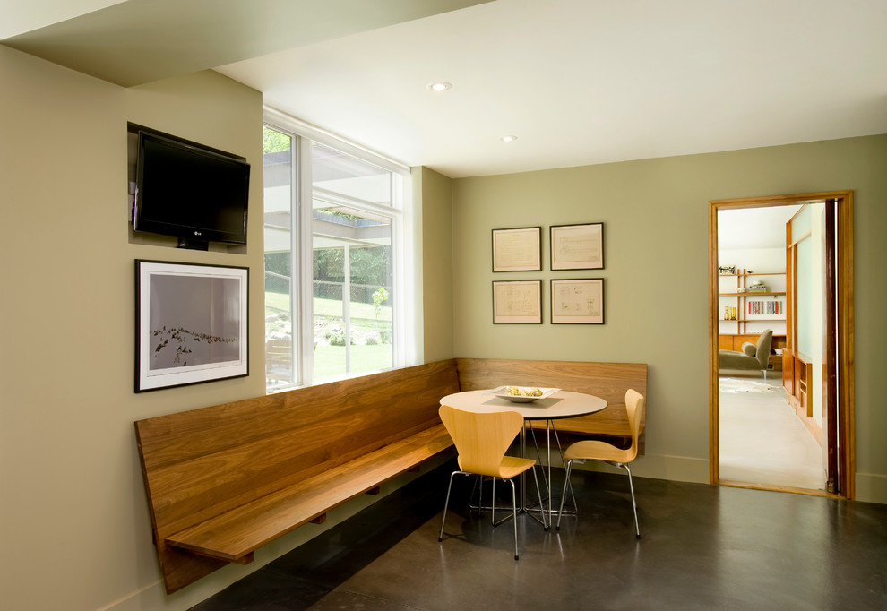 Foto di una sala da pranzo aperta verso la cucina contemporanea di medie dimensioni con pavimento in cemento, pavimento beige, pareti beige e nessun camino