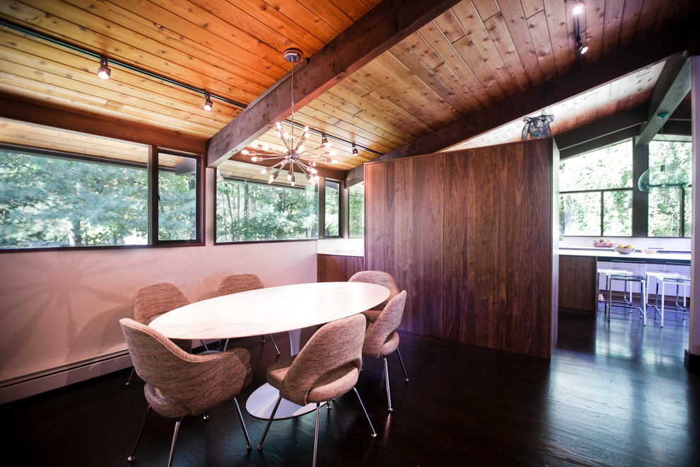 Idee per una sala da pranzo aperta verso la cucina minimalista di medie dimensioni con parquet scuro