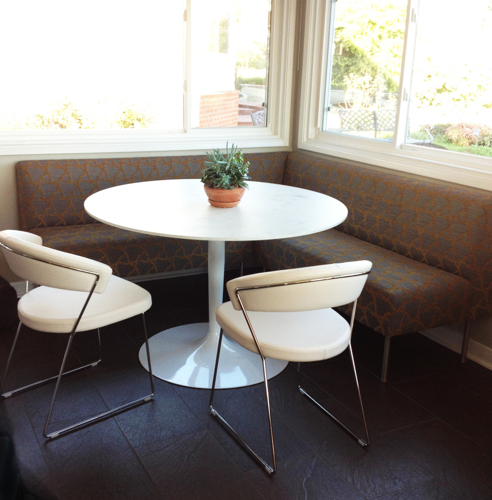 Ispirazione per una piccola sala da pranzo moderna con pareti beige e pavimento in ardesia