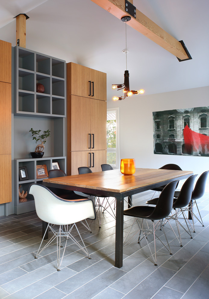 Foto di una sala da pranzo aperta verso la cucina moderna di medie dimensioni con pareti bianche, nessun camino e pavimento grigio