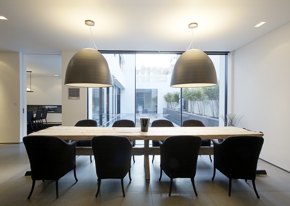 Dining room - modern dining room idea in London