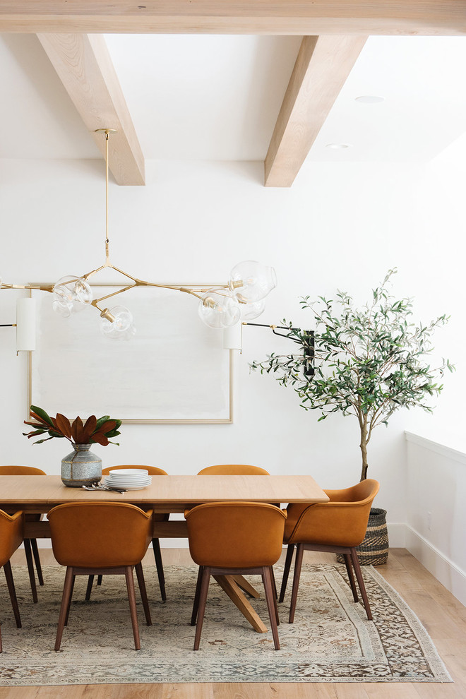 Foto di una sala da pranzo country di medie dimensioni con pareti bianche, parquet chiaro e pavimento beige