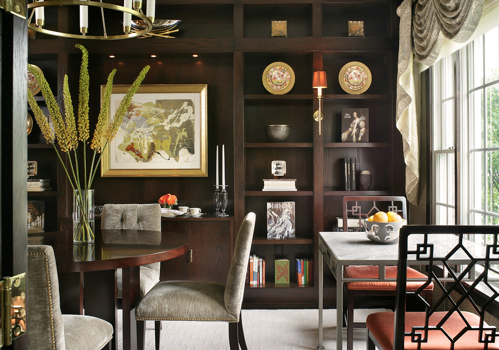 Inspiration pour une salle à manger minimaliste de taille moyenne et fermée avec un mur gris, moquette, aucune cheminée et un sol beige.