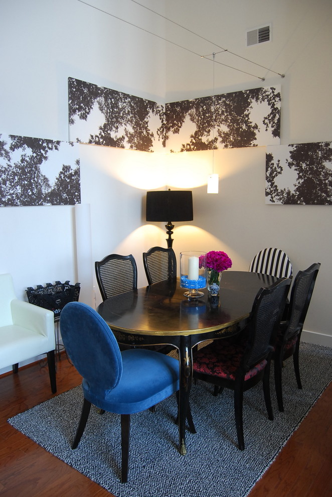 Idée de décoration pour une salle à manger bohème avec un mur blanc, parquet foncé et éclairage.