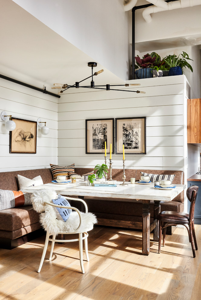 Aménagement d'une salle à manger ouverte sur la cuisine classique avec un mur blanc, parquet clair et un sol beige.