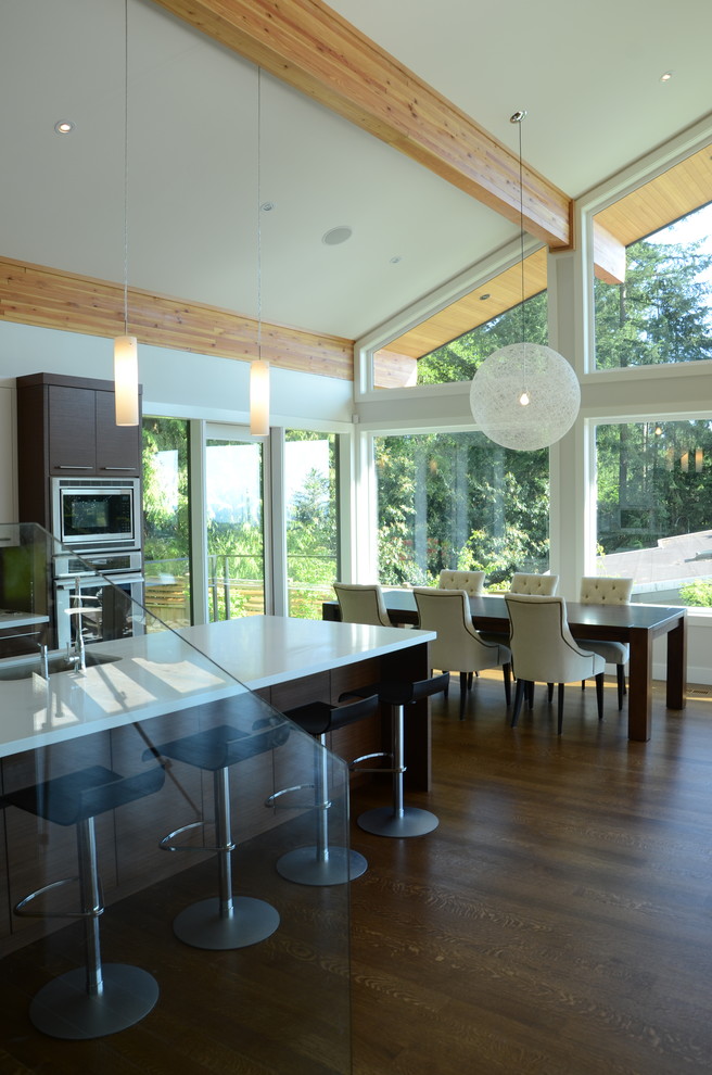 Große Moderne Wohnküche ohne Kamin mit weißer Wandfarbe, dunklem Holzboden und braunem Boden in Vancouver