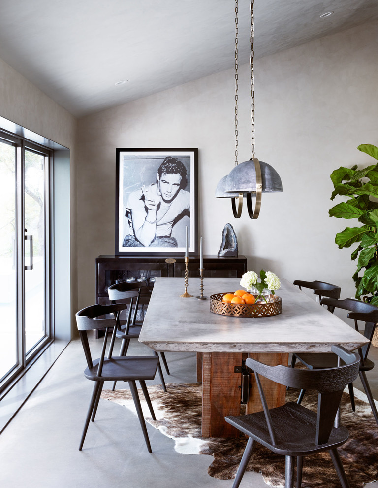 Идея дизайна: гостиная-столовая среднего размера в стиле неоклассика (современная классика) с серыми стенами и бетонным полом