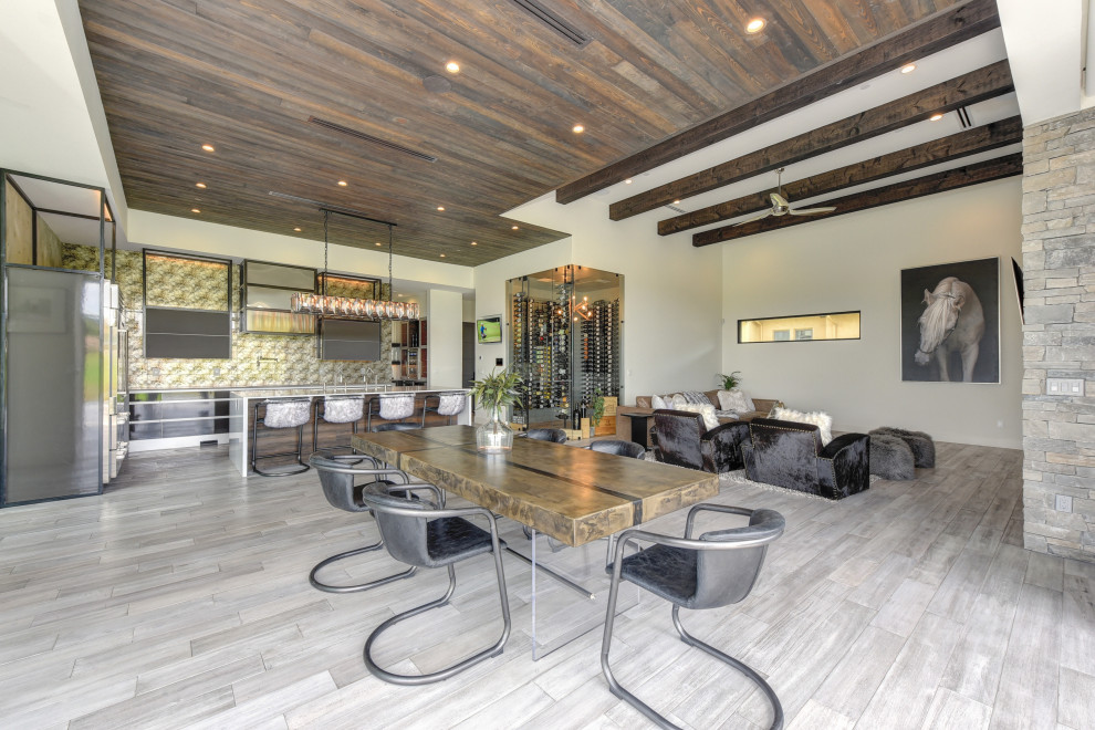Idee per una grande sala da pranzo aperta verso il soggiorno industriale con pareti bianche, parquet chiaro e pavimento grigio