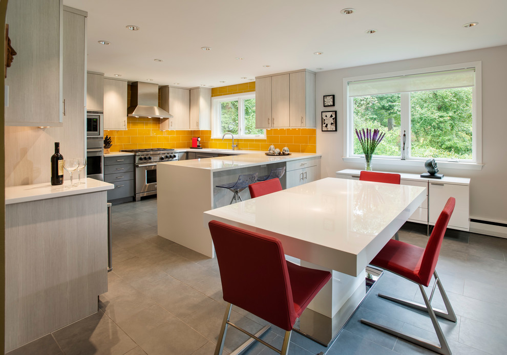 Cette image montre une salle à manger ouverte sur la cuisine design de taille moyenne avec un mur gris.