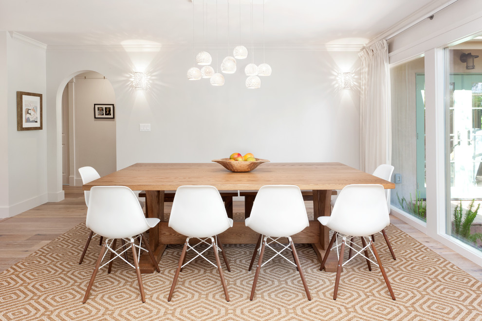 Aménagement d'une salle à manger ouverte sur la cuisine méditerranéenne avec un mur blanc, parquet clair, un sol beige et aucune cheminée.