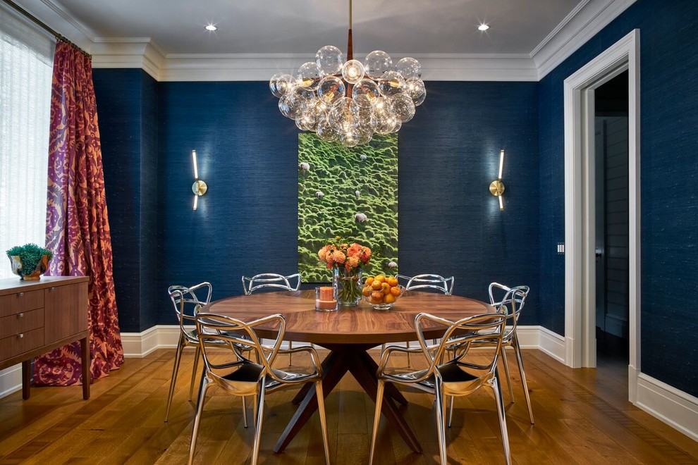 Ejemplo de comedor tradicional renovado de tamaño medio cerrado con paredes azules, suelo de madera en tonos medios, suelo marrón y cortinas
