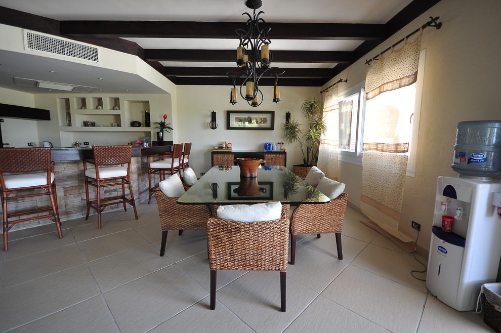 Esempio di una sala da pranzo aperta verso la cucina stile marino di medie dimensioni con pareti grigie, pavimento con piastrelle in ceramica e pavimento grigio