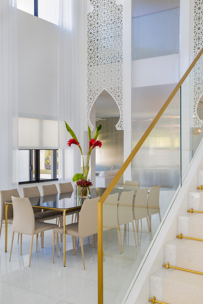 Стильный дизайн: большая гостиная-столовая в стиле модернизм с белыми стенами, мраморным полом и белым полом без камина - последний тренд
