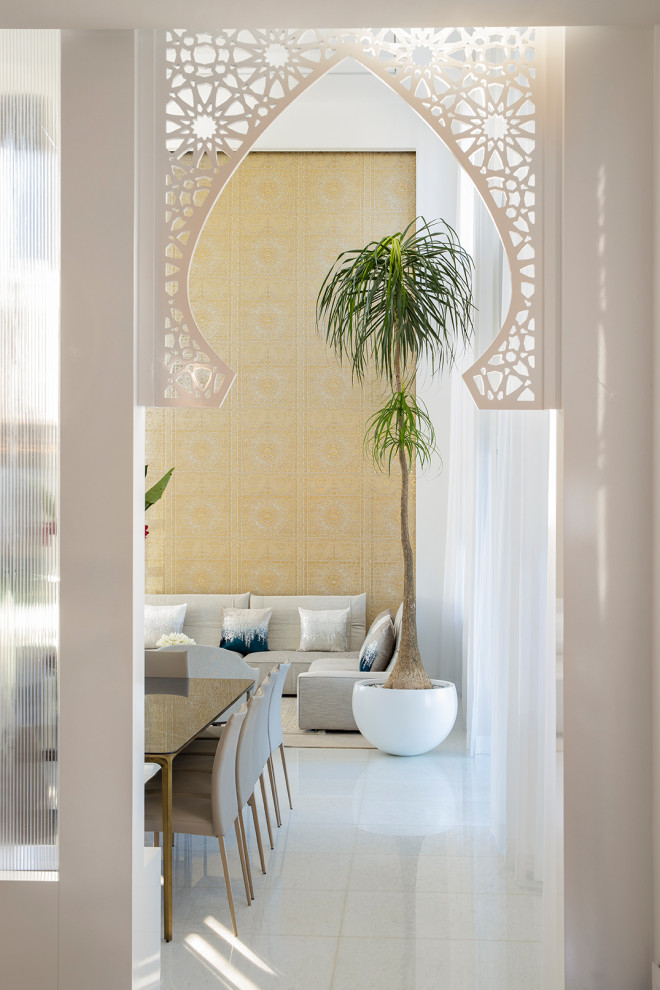 Cette photo montre une grande salle à manger ouverte sur le salon moderne avec un mur blanc, un sol en marbre, aucune cheminée et un sol blanc.