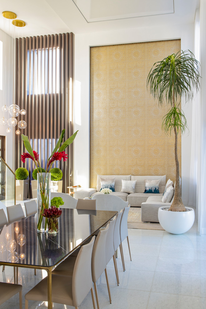 Идея дизайна: большая гостиная-столовая в стиле модернизм с белыми стенами, мраморным полом и белым полом без камина