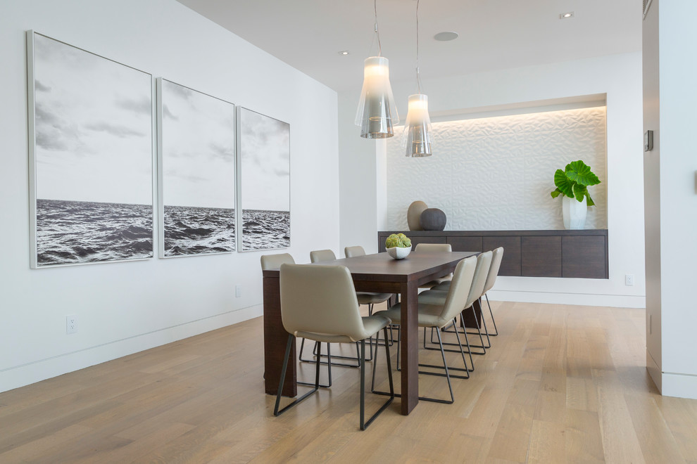 Esempio di una grande sala da pranzo aperta verso la cucina design con pareti bianche, parquet chiaro, nessun camino e pavimento beige