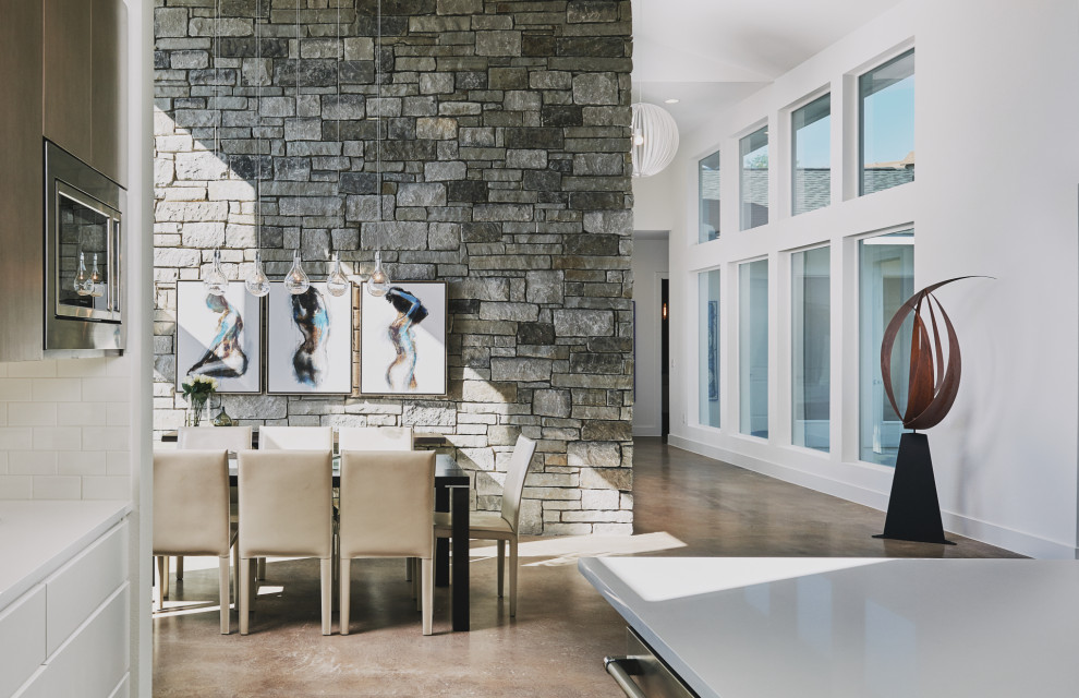 Exemple d'une salle à manger ouverte sur la cuisine tendance de taille moyenne avec un mur blanc, sol en béton ciré, un sol multicolore et un plafond voûté.