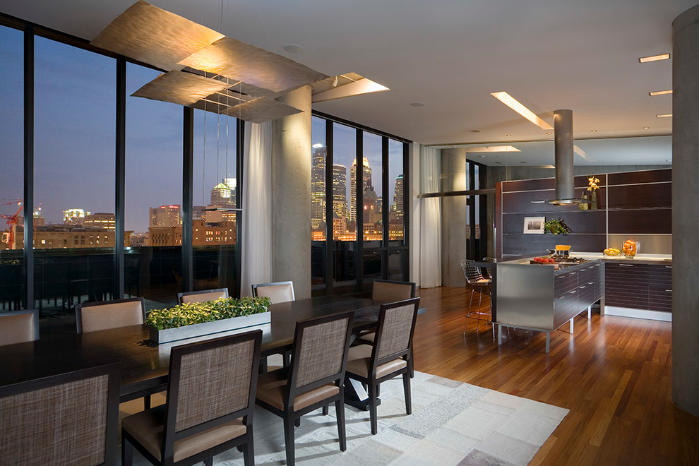 Moderne Wohnküche mit braunem Holzboden in Minneapolis