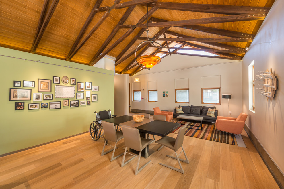 Offenes Modernes Esszimmer mit grüner Wandfarbe und hellem Holzboden in San Diego