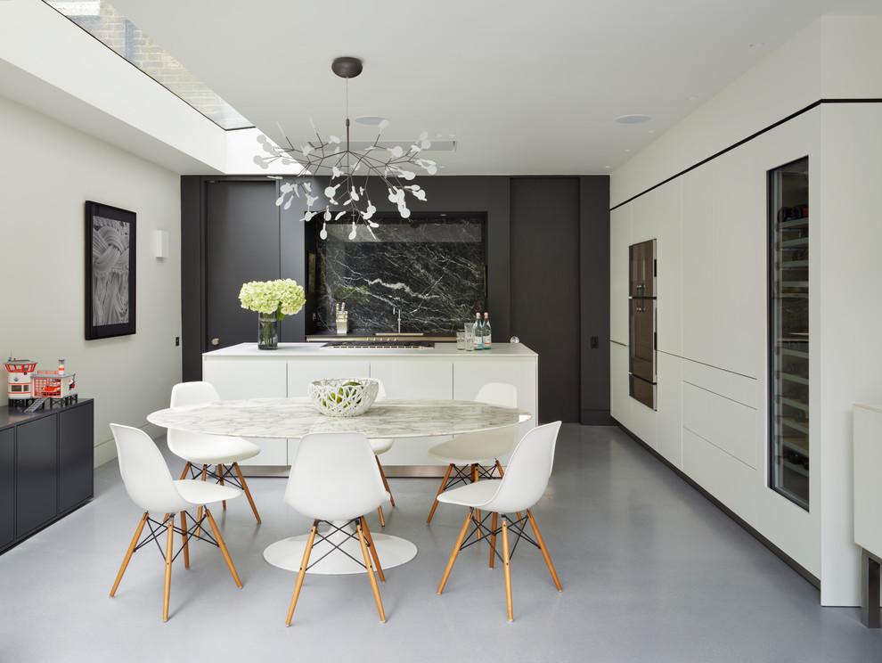 Идея дизайна: кухня-столовая среднего размера в современном стиле с белыми стенами, полом из линолеума и серым полом без камина
