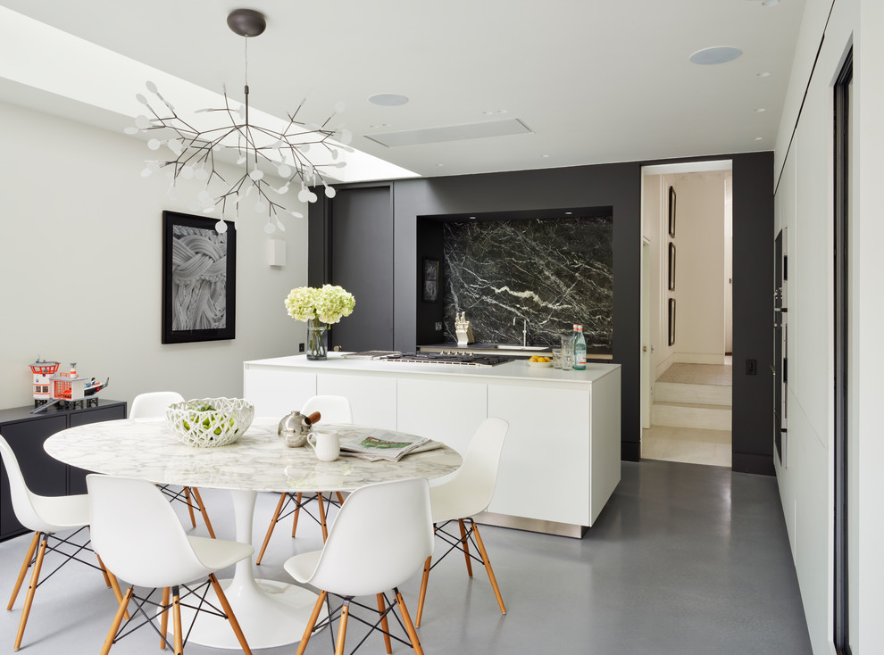 Mittelgroße Moderne Wohnküche ohne Kamin mit weißer Wandfarbe, Linoleum und grauem Boden in Sonstige