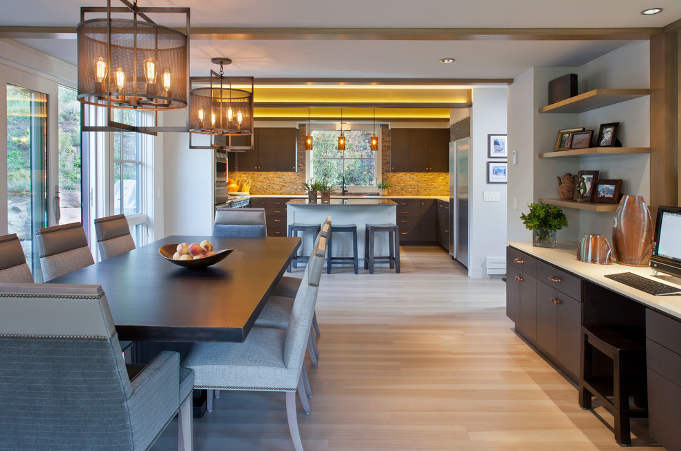 На фото: кухня-столовая среднего размера в стиле рустика с серыми стенами и светлым паркетным полом без камина