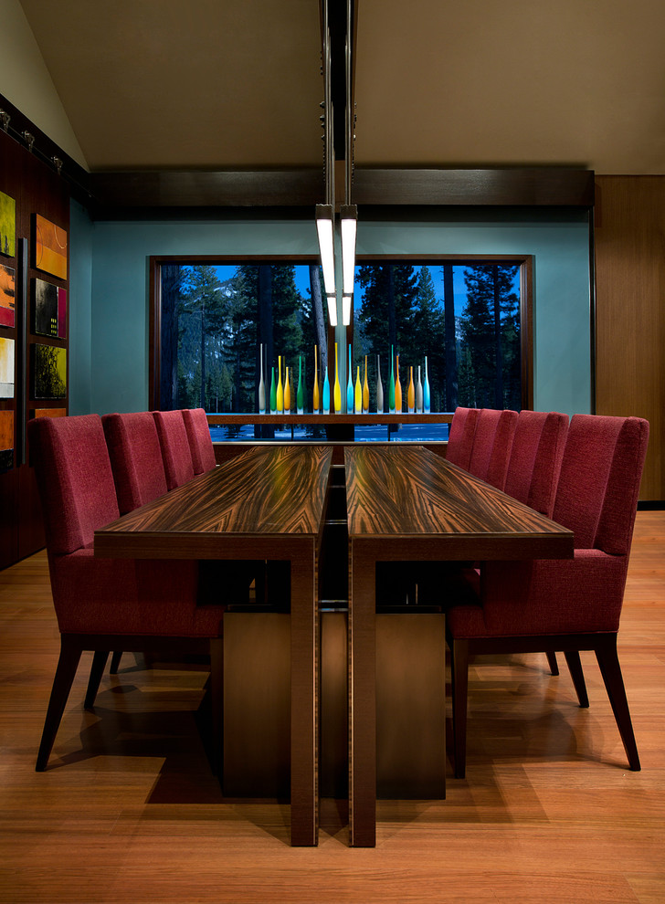Große Moderne Wohnküche mit blauer Wandfarbe, braunem Holzboden und braunem Boden in Sacramento