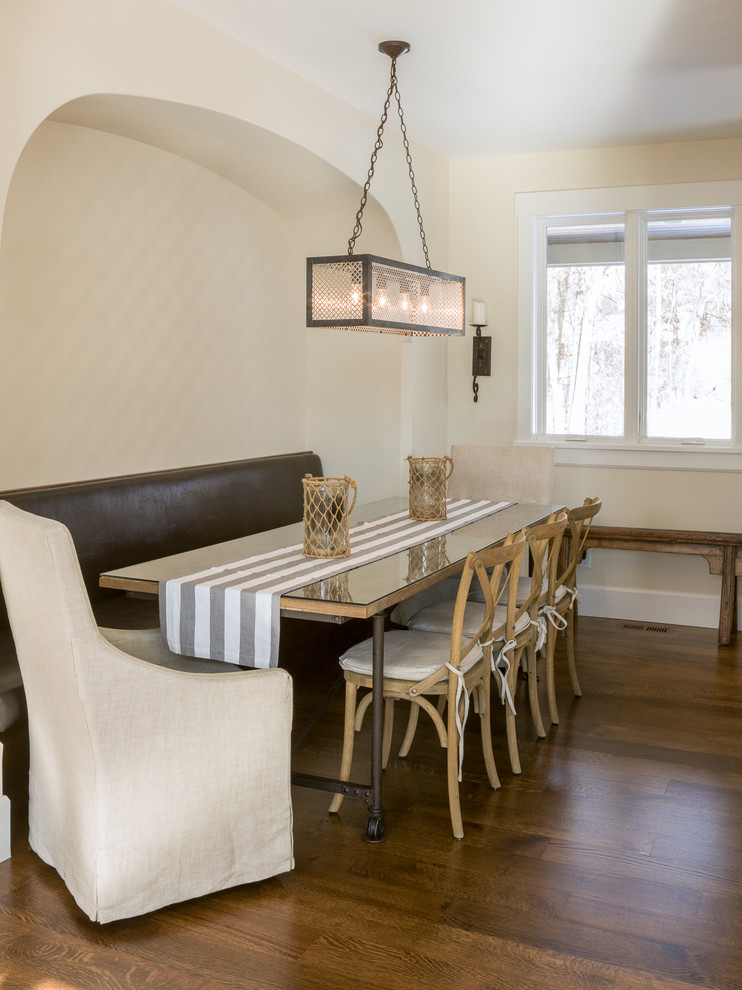 Idee per una piccola sala da pranzo aperta verso la cucina shabby-chic style con pareti grigie e parquet scuro