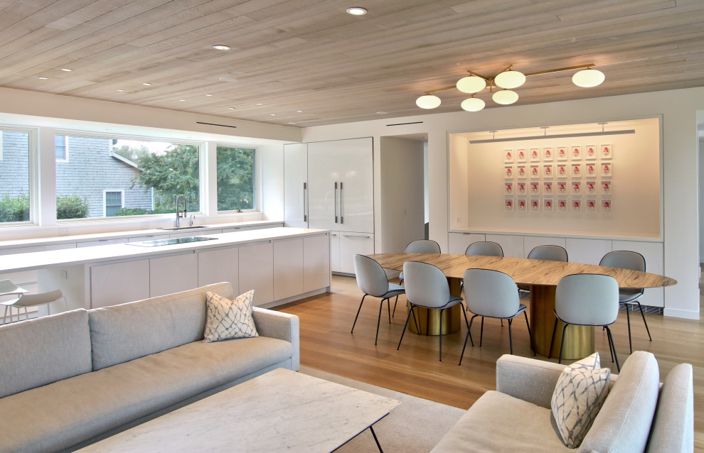Inspiration för en mellanstor funkis matplats med öppen planlösning, med vita väggar, mellanmörkt trägolv och brunt golv
