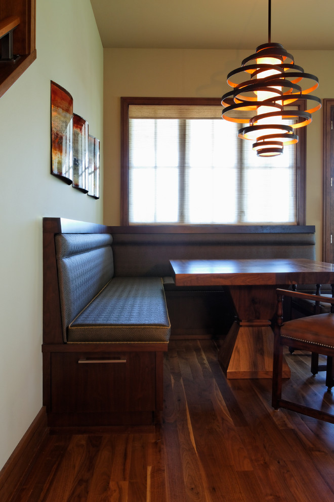 Стильный дизайн: огромная кухня-столовая в современном стиле с бежевыми стенами и паркетным полом среднего тона - последний тренд