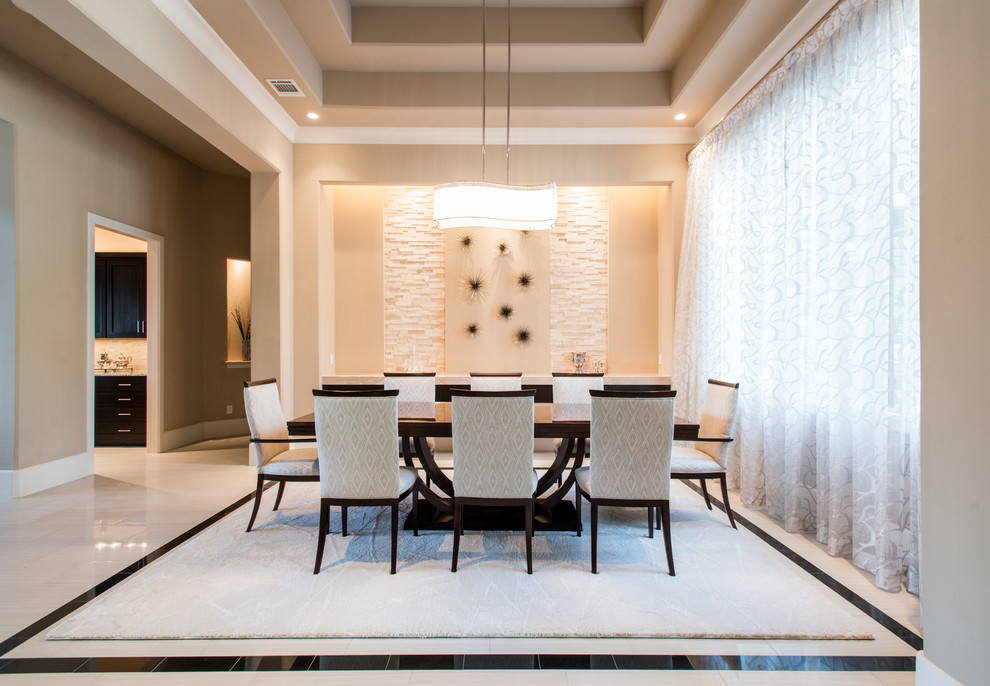 Idee per una sala da pranzo aperta verso il soggiorno minimalista di medie dimensioni con pareti beige e pavimento in gres porcellanato