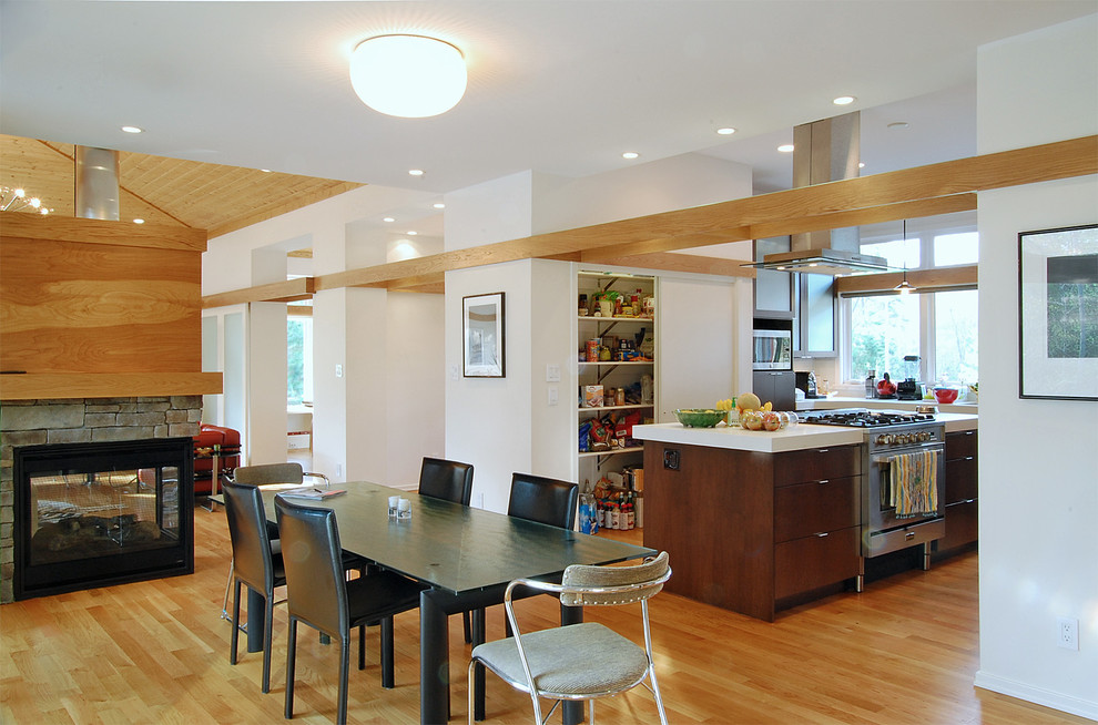 Mittelgroße Urige Wohnküche mit weißer Wandfarbe, hellem Holzboden, Tunnelkamin und beigem Boden in Raleigh