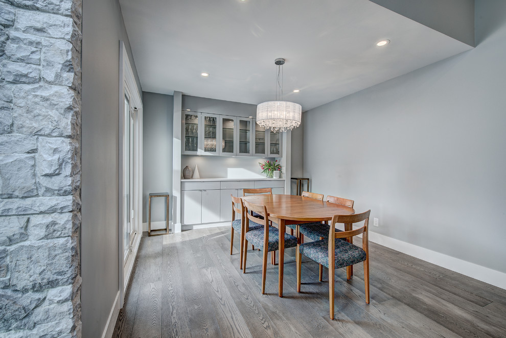 Immagine di una sala da pranzo aperta verso il soggiorno design di medie dimensioni con pareti grigie, pavimento in vinile e pavimento grigio