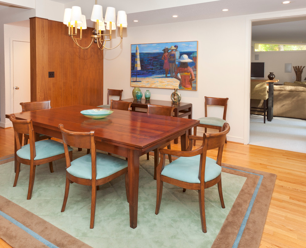 Immagine di una sala da pranzo moderna di medie dimensioni con pareti bianche e pavimento in legno massello medio
