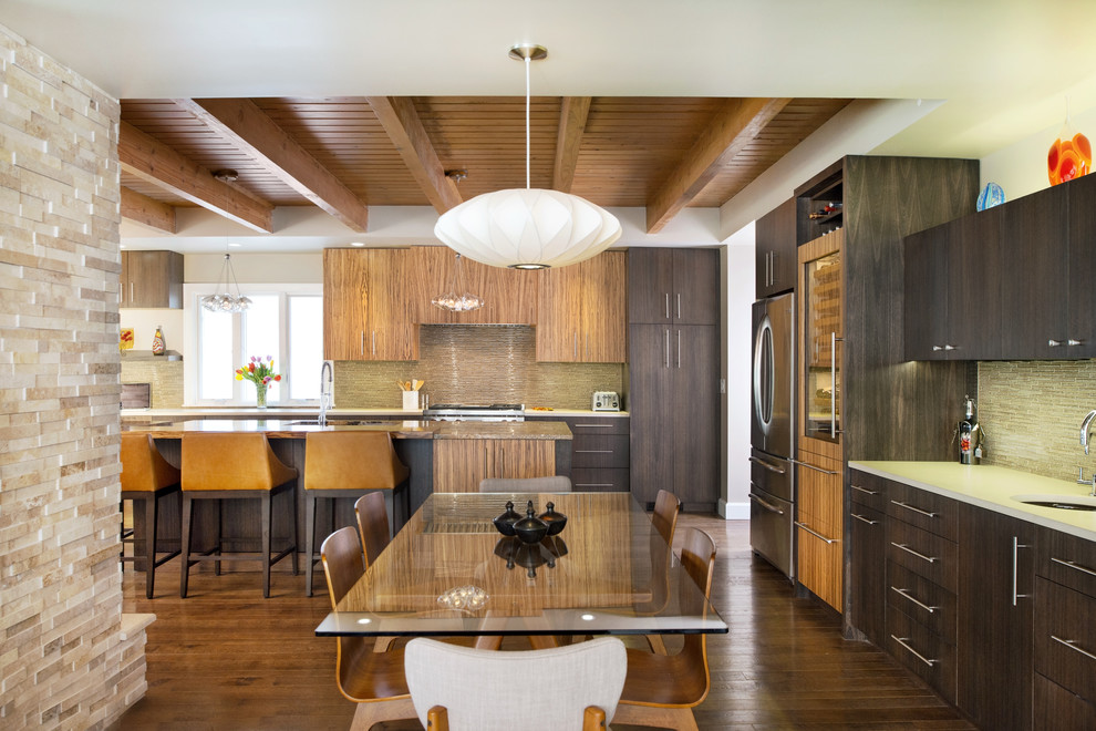 Idées déco pour une salle à manger ouverte sur la cuisine contemporaine avec un sol en bois brun.