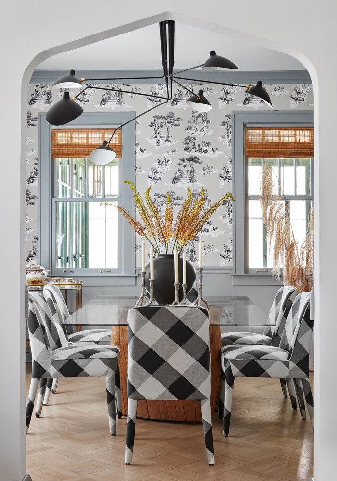Idee per una sala da pranzo eclettica chiusa con pareti grigie, parquet chiaro e pavimento beige