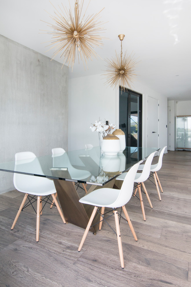 Mittelgroße Moderne Wohnküche mit braunem Holzboden, grauem Boden und grauer Wandfarbe in Auckland