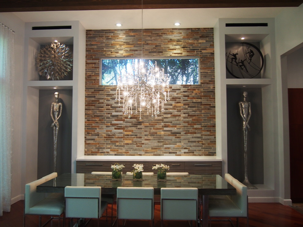 Offenes, Kleines Modernes Esszimmer ohne Kamin mit grauer Wandfarbe und braunem Holzboden in Miami