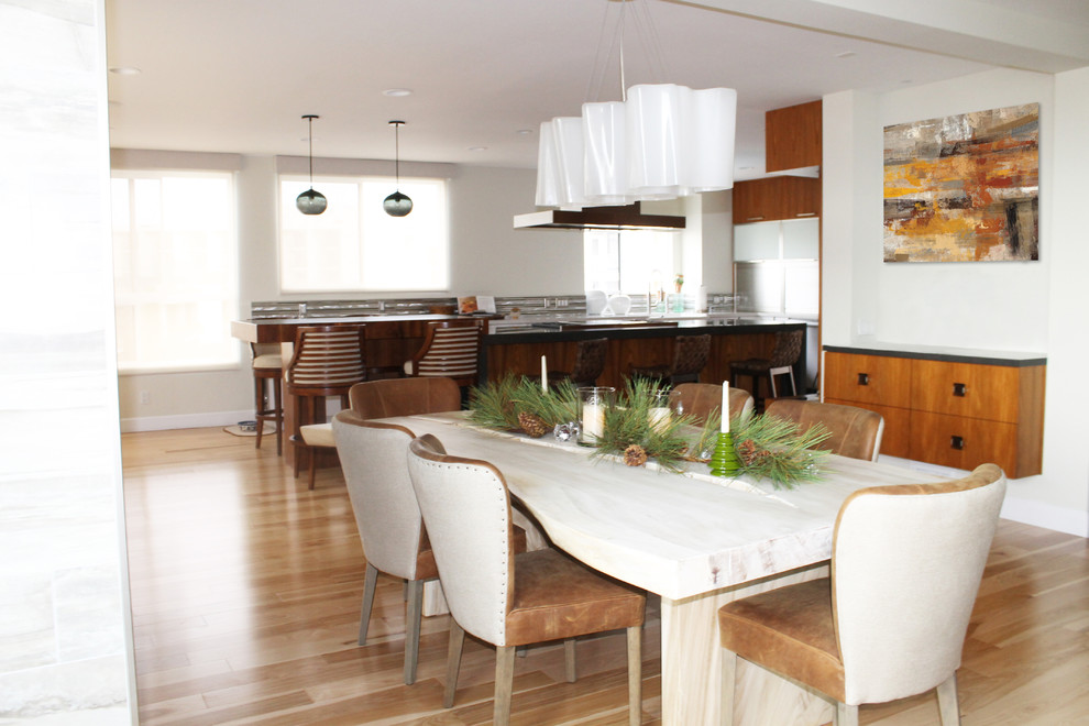 Mittelgroße Moderne Wohnküche mit weißer Wandfarbe, hellem Holzboden, gefliester Kaminumrandung, Gaskamin und beigem Boden in Los Angeles