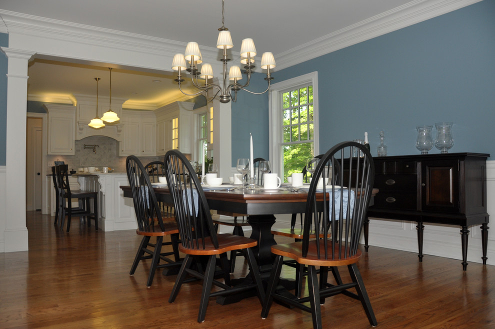 Ejemplo de comedor clásico de tamaño medio con paredes azules, suelo de madera oscura y suelo marrón
