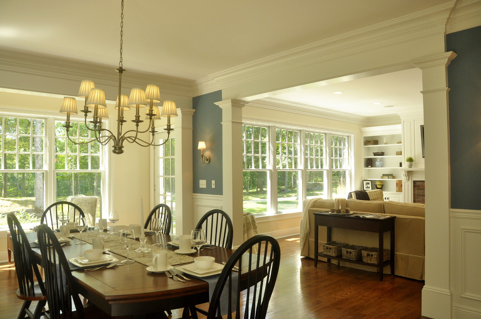 Источник вдохновения для домашнего уюта: столовая среднего размера в классическом стиле с синими стенами, темным паркетным полом и коричневым полом