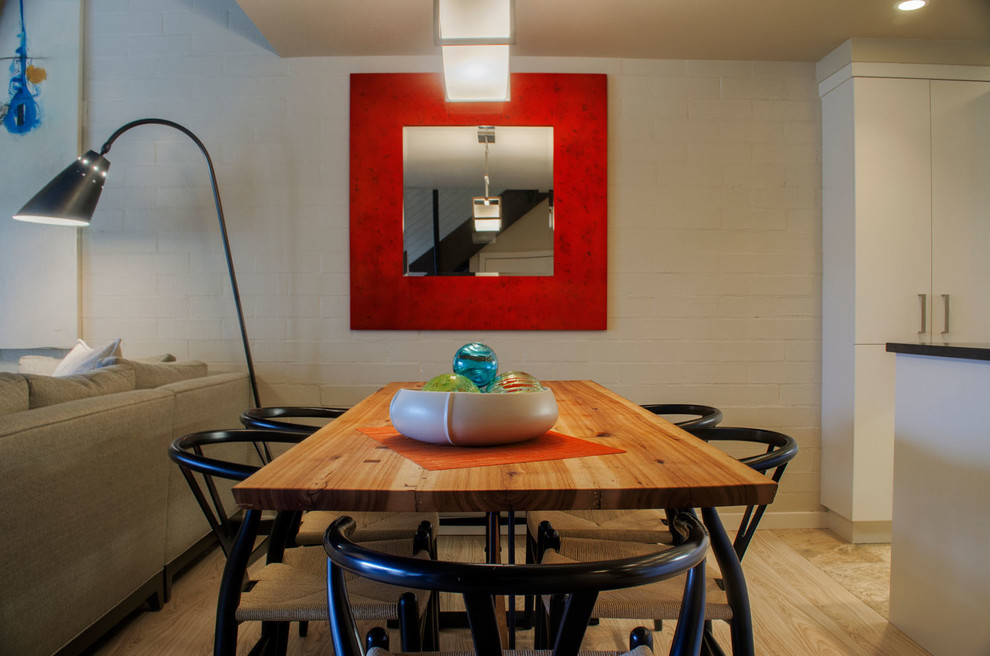 Aménagement d'une salle à manger ouverte sur la cuisine moderne de taille moyenne avec un mur blanc et parquet clair.