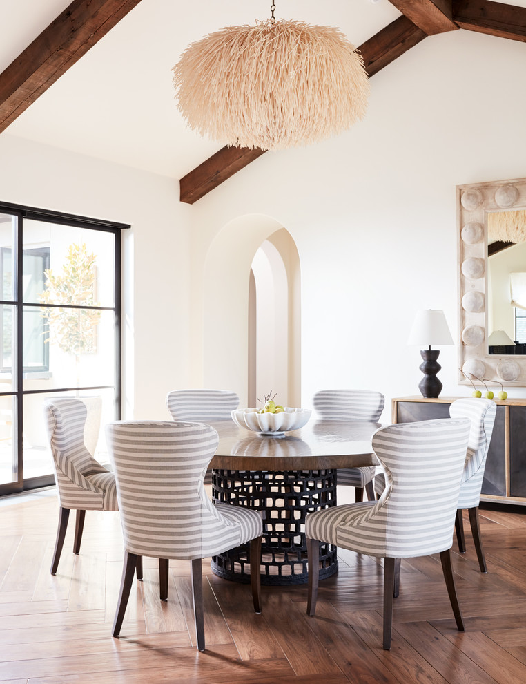 Esempio di una sala da pranzo mediterranea di medie dimensioni con pareti bianche, pavimento in legno massello medio e pavimento marrone