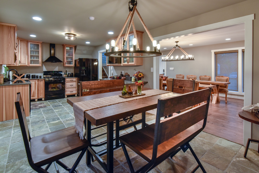 Aménagement d'une salle à manger ouverte sur la cuisine craftsman de taille moyenne avec un sol en ardoise, un mur gris et un sol gris.