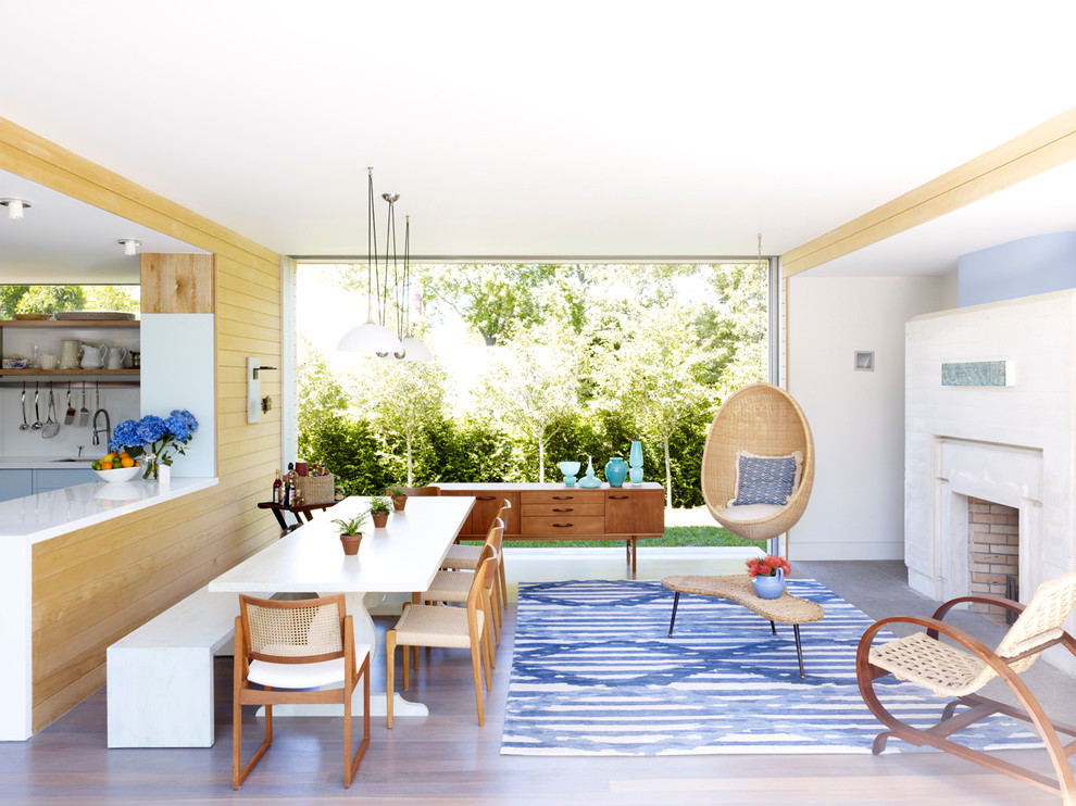 Foto di una sala da pranzo aperta verso il soggiorno design di medie dimensioni con camino classico