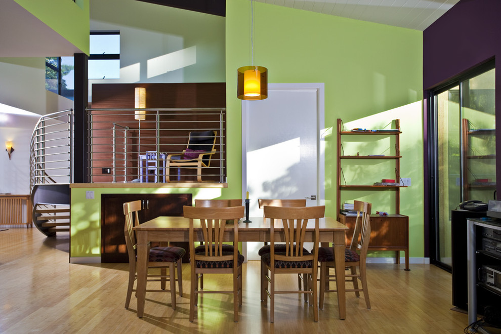 Foto de comedor moderno abierto con paredes verdes, suelo de madera clara y suelo beige