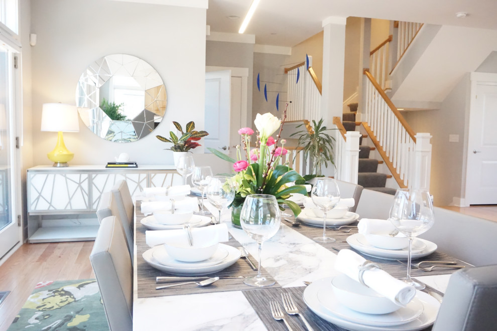 Ispirazione per una grande sala da pranzo aperta verso la cucina moderna con parquet chiaro, pareti grigie, camino sospeso e pavimento beige