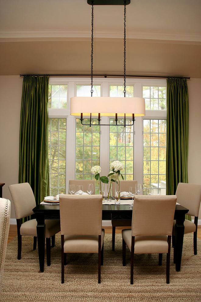 Foto di una sala da pranzo aperta verso la cucina tradizionale di medie dimensioni con pareti beige e parquet chiaro