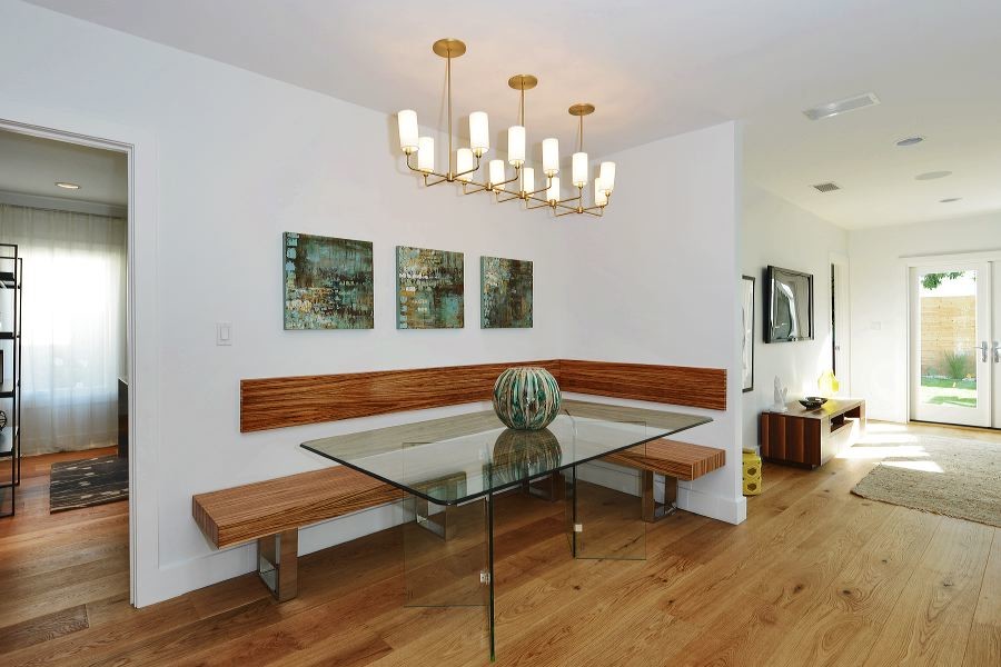 Foto di una sala da pranzo aperta verso il soggiorno minimalista di medie dimensioni con pareti bianche e pavimento in legno massello medio