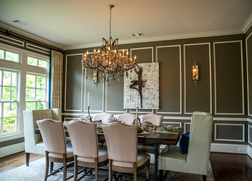Immagine di una sala da pranzo tradizionale con parquet scuro e pareti marroni